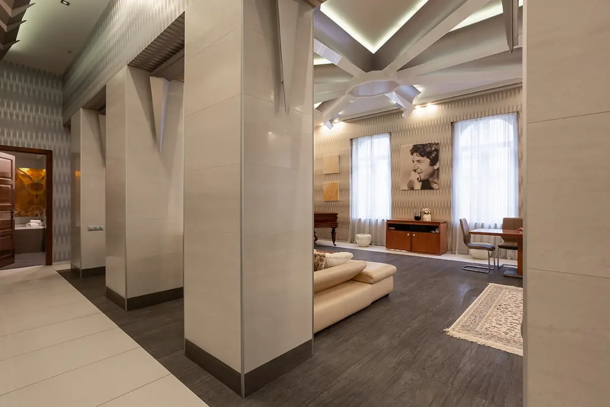 The entrance corridor opening onto the lounge